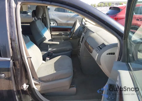 2010 Chrysler Town & Country Touring z USA, uszkodzony, nr VIN 2A4RR5D15AR440777